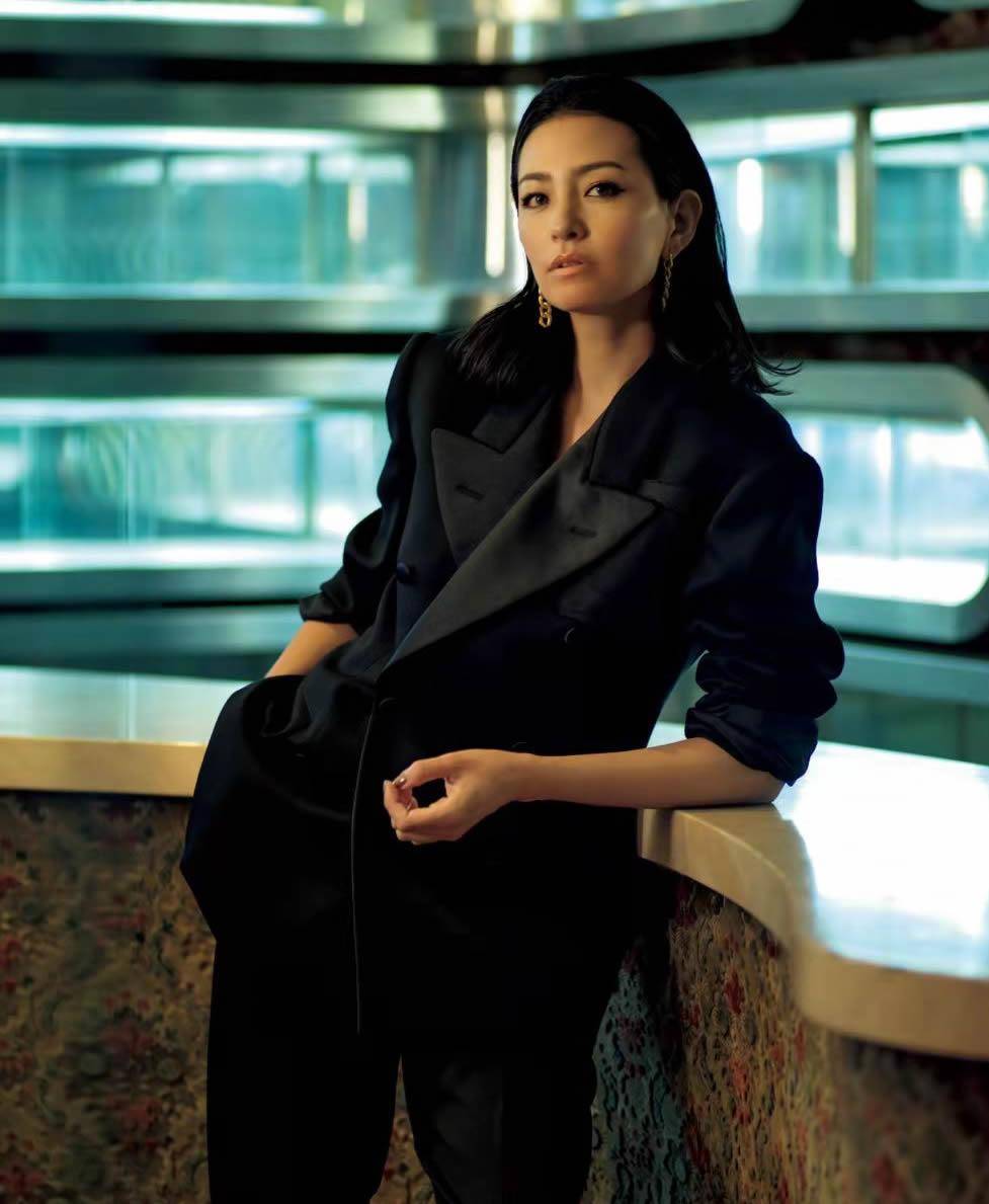 曲线 穿对黑色，我有一套！大女人风的“黑色穿搭”大赏，40+女人必学