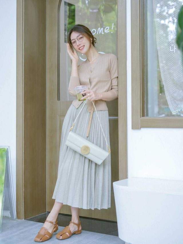 显得 秋天，针织衫上身显得超级温柔，适合30岁+的女生，气质又迷人
