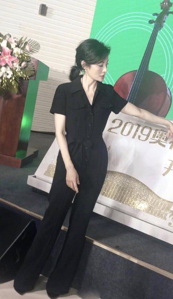 条纹 52岁周涛素颜现身，白发和眼纹显老态，穿连体裤露排骨腰却救了她