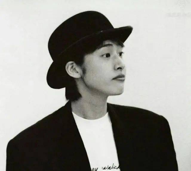 但因为身高太高,她只能被派去做了男,也就是女扮男装.