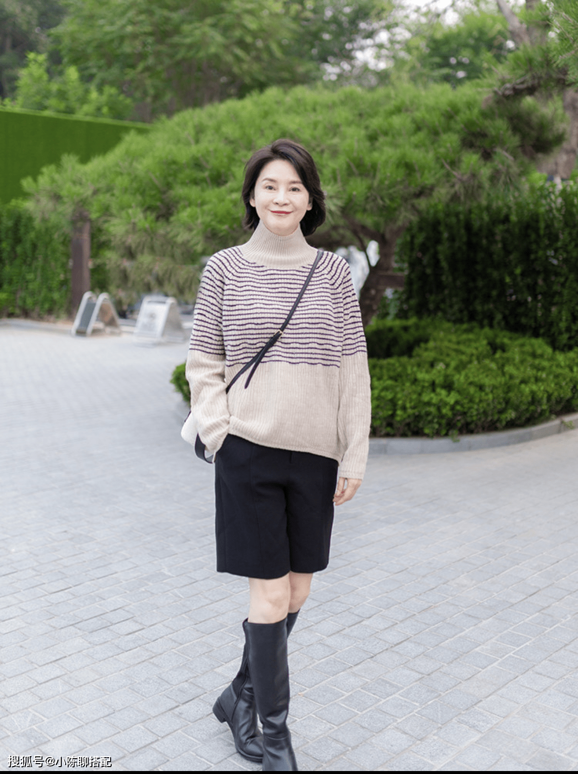 长袖 会打扮的中年女人，今秋都在穿“长袖+小男孩裤”，这样穿很减龄