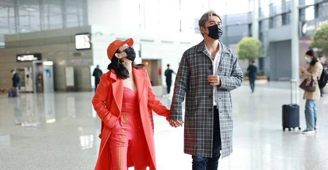 老公 钟丽缇穿得比自己第三任老公还嫩，一身气质搭配，真挺有个性的