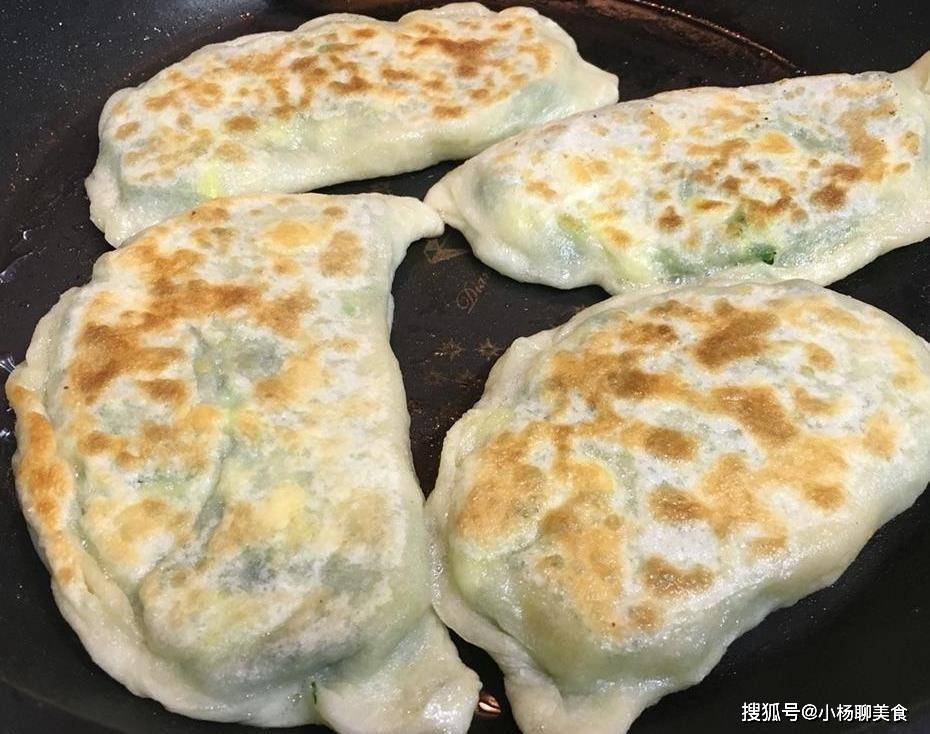 盒子|韭菜盒子这样做，不和面不揉面，早起5分钟全家早餐都搞定