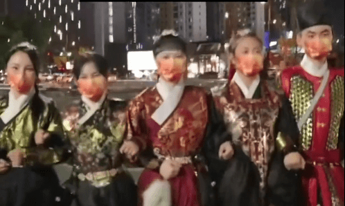 网红组团穿明朝服饰在日式风情街拍照遭抵制，工作人员对其驱逐惹众怒