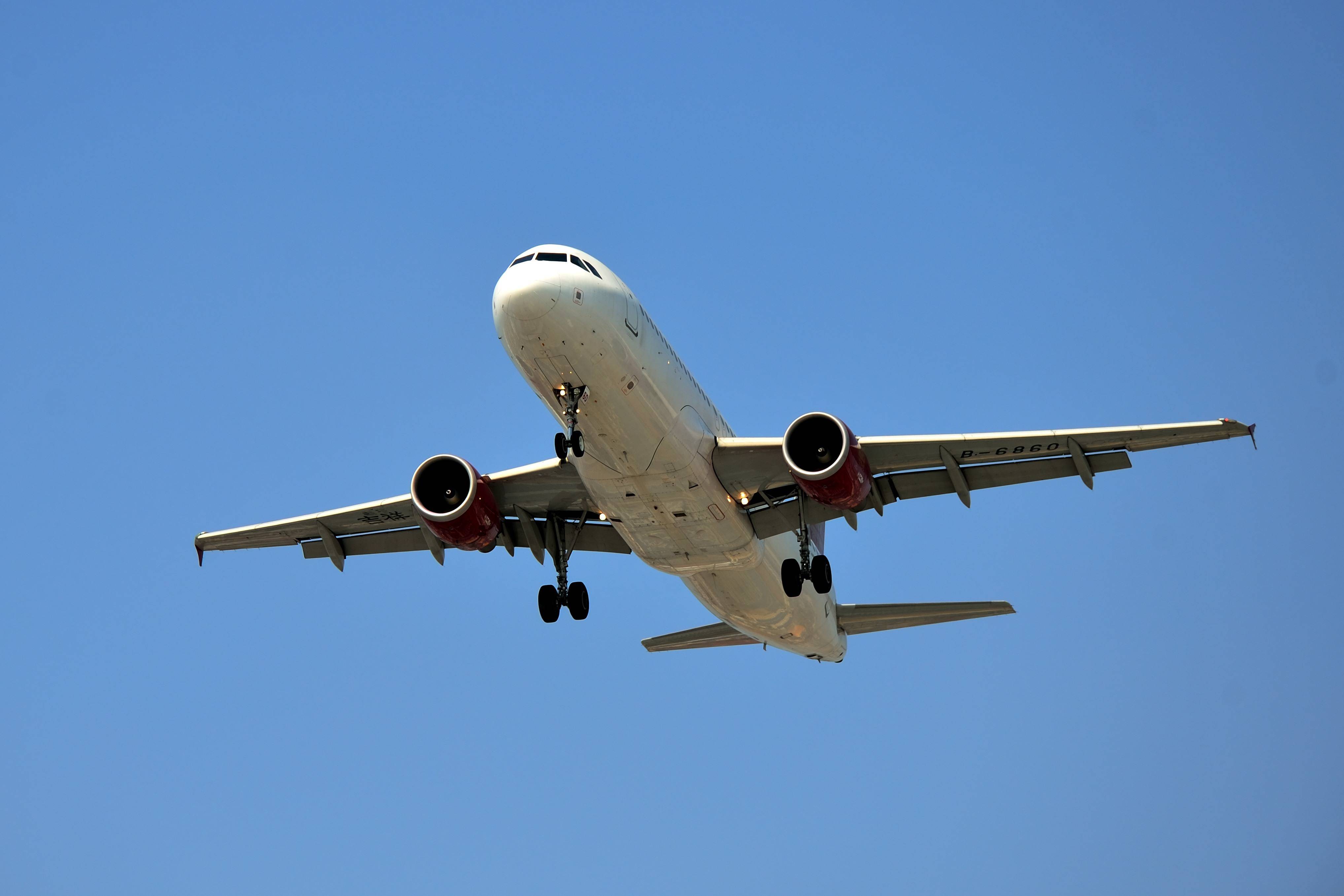 当然,飞机并不是固定的在一万米这个高度飞行,飞机飞行的高度会随着