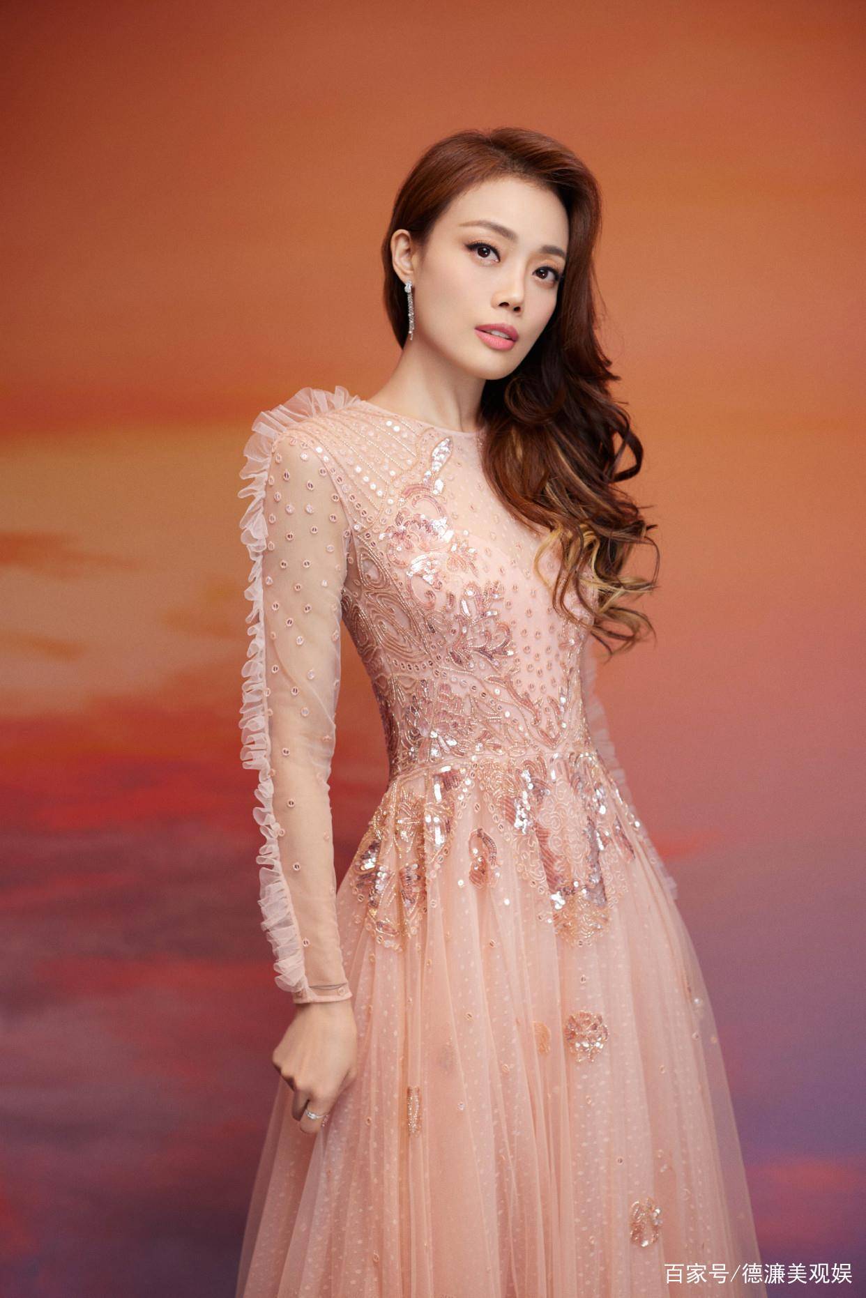 胡杏儿 大湾区中秋晚会：温碧霞露肩妩媚，赵丽颖又仙又欲，舒淇惊艳全场