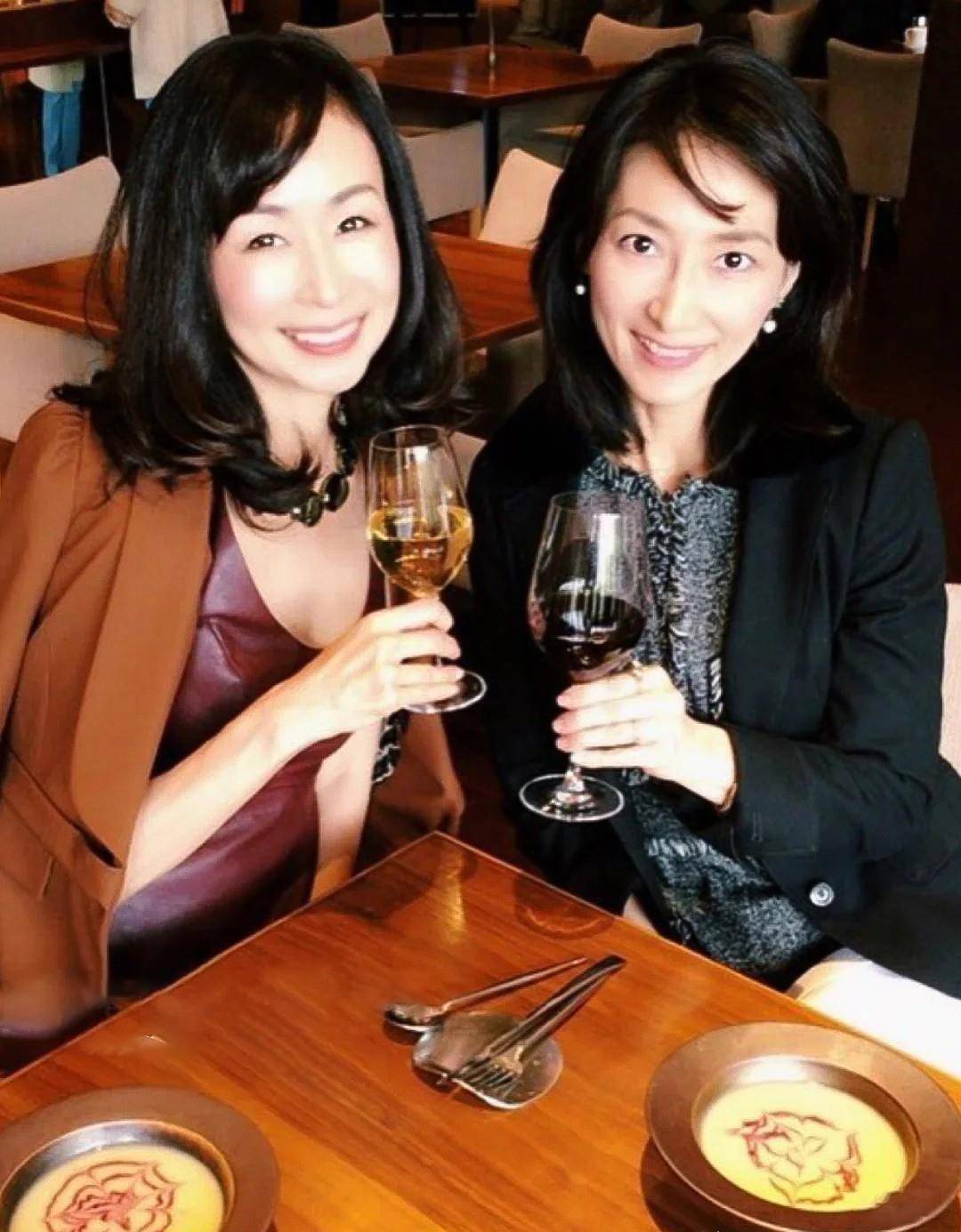 主妇 女人腿粗屁股大，尽量别总穿黑裤子！瞧日本主妇这样，时髦又好看
