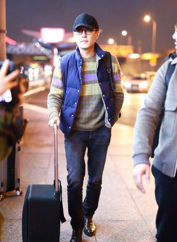 蓝色 老干部靳东认真过冬！棉服牛仔裤保暖有型，戴个眼镜更具高知气质