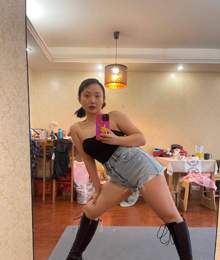 粉色 辣目洋子又“辣眼”了，模仿女团穿热裤真大胆，还真像个idol的样