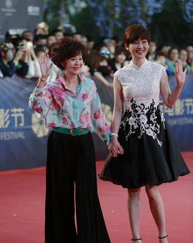 归亚蕾与徐帆同走红毯 年龄虽然大了23岁 气质却能稳压一头 体态 新闻时间