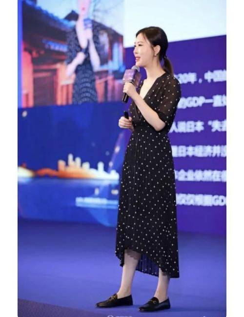 显得 王石娇妻晒近照，修饰过的脸浮肿又沧桑，看到了真实的中年妇女！