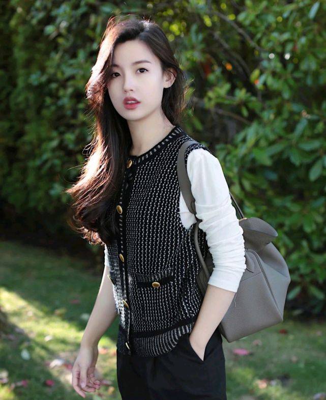 服装 爱美的女人没有年龄界限，只要会穿衣搭配，照样可以美得肆无忌惮
