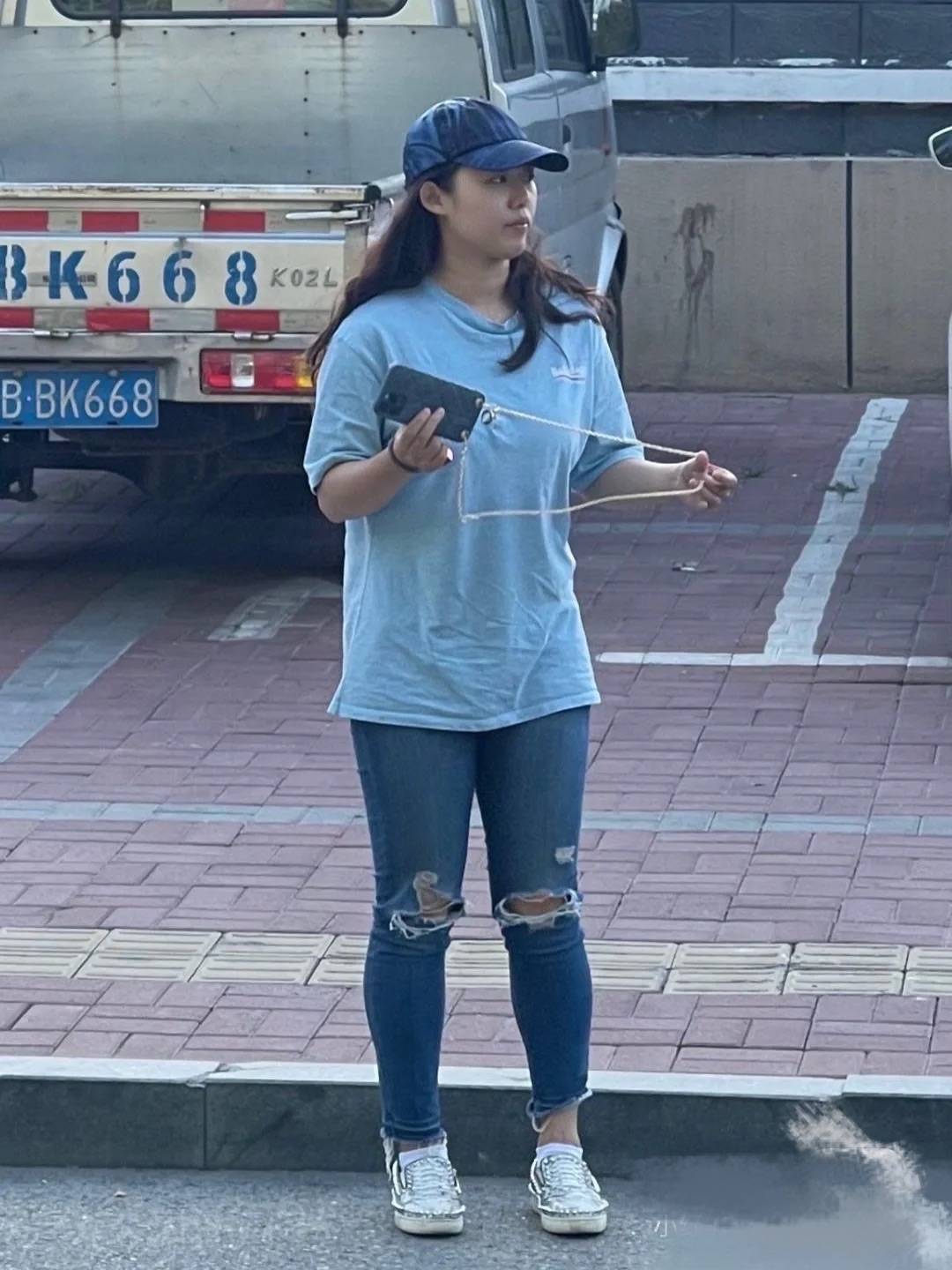 颜色 在街头拍到白百何,这才是现实中的妇女样,130斤身型胖的真实!