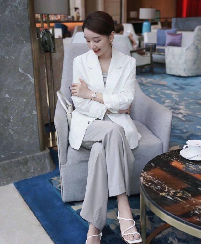 服装 爱美的女人没有年龄界限,只要会穿衣搭配,照样可以美得肆无忌惮