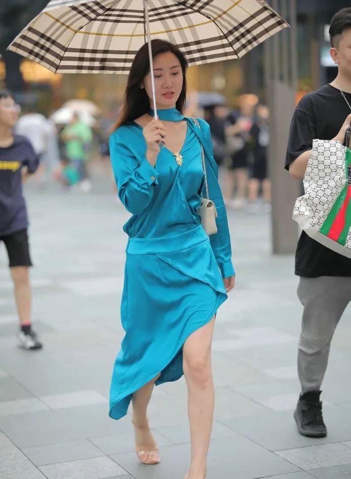 服装 时髦养眼的穿搭风格,展现优雅又清新的气息,蕴藏别样魅力