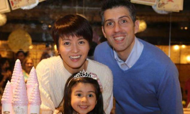 生活|梁咏琪晒女儿弹钢琴视频，自弹自唱实力很强，侧颜出镜五官优越