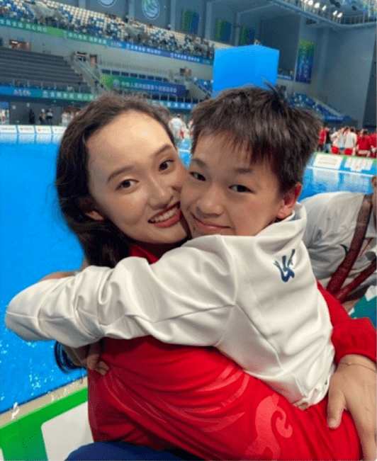 陈艾森谈10米台摘铜:最后一跳第6到第3很激动 抱着全红婵转了1圈