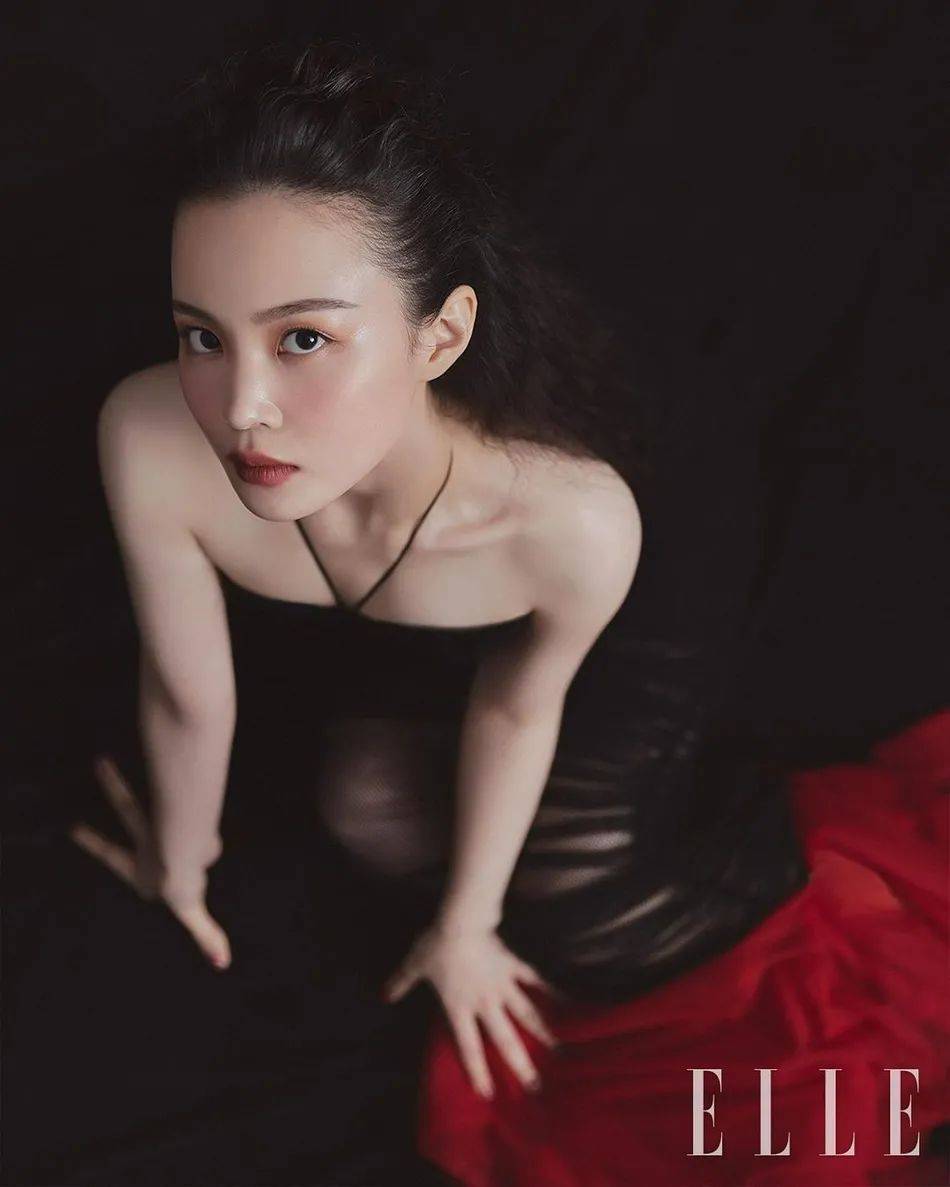 魅力 韩国女星李遐怡美妆写真超靓！雪肤玉貌太性感妩媚