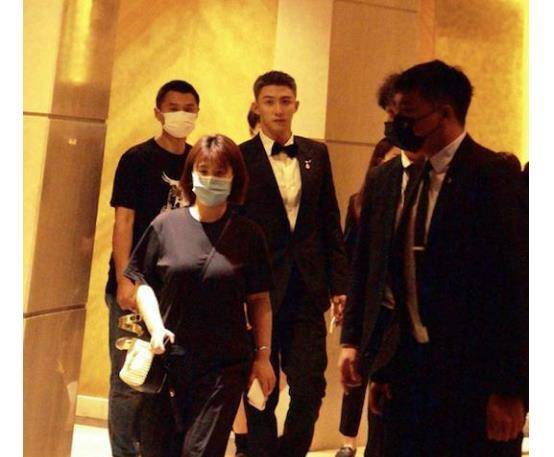 硬汉 黄景瑜生图好帅气，染了头发果然气场不一样，宛如小说里的霸总！