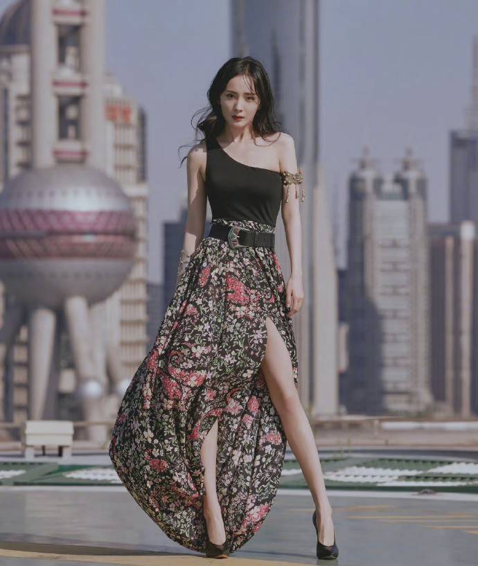 材质 当杨幂的修图师太轻松了，生图下幂姐穿开叉裙，长腿纤细不用P