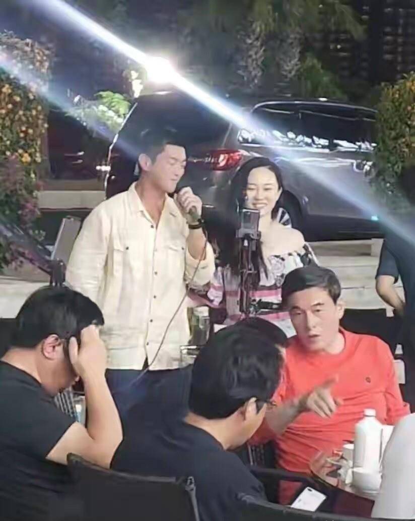 老公 霍思燕同老公街头唱歌，穿紧身裤大肚腩包不住，满脸肉感有旺夫相