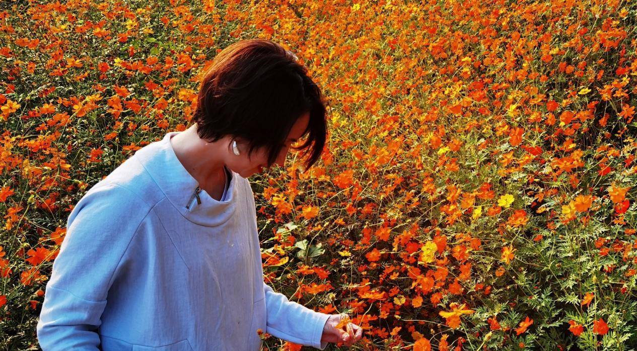 生活 央视主持徐俐退休好惬意，穿卫衣农村自拍似女星，头戴黄花颜值高