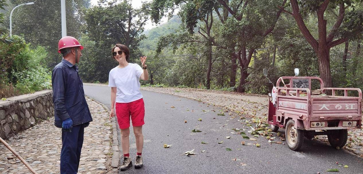 生活 央视主持徐俐退休好惬意，穿卫衣农村自拍似女星，头戴黄花颜值高