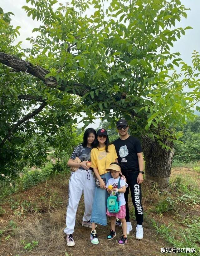 黑色 章子怡穿衣从没让人失望过，不管是私服还是工作服，都贼有魅力