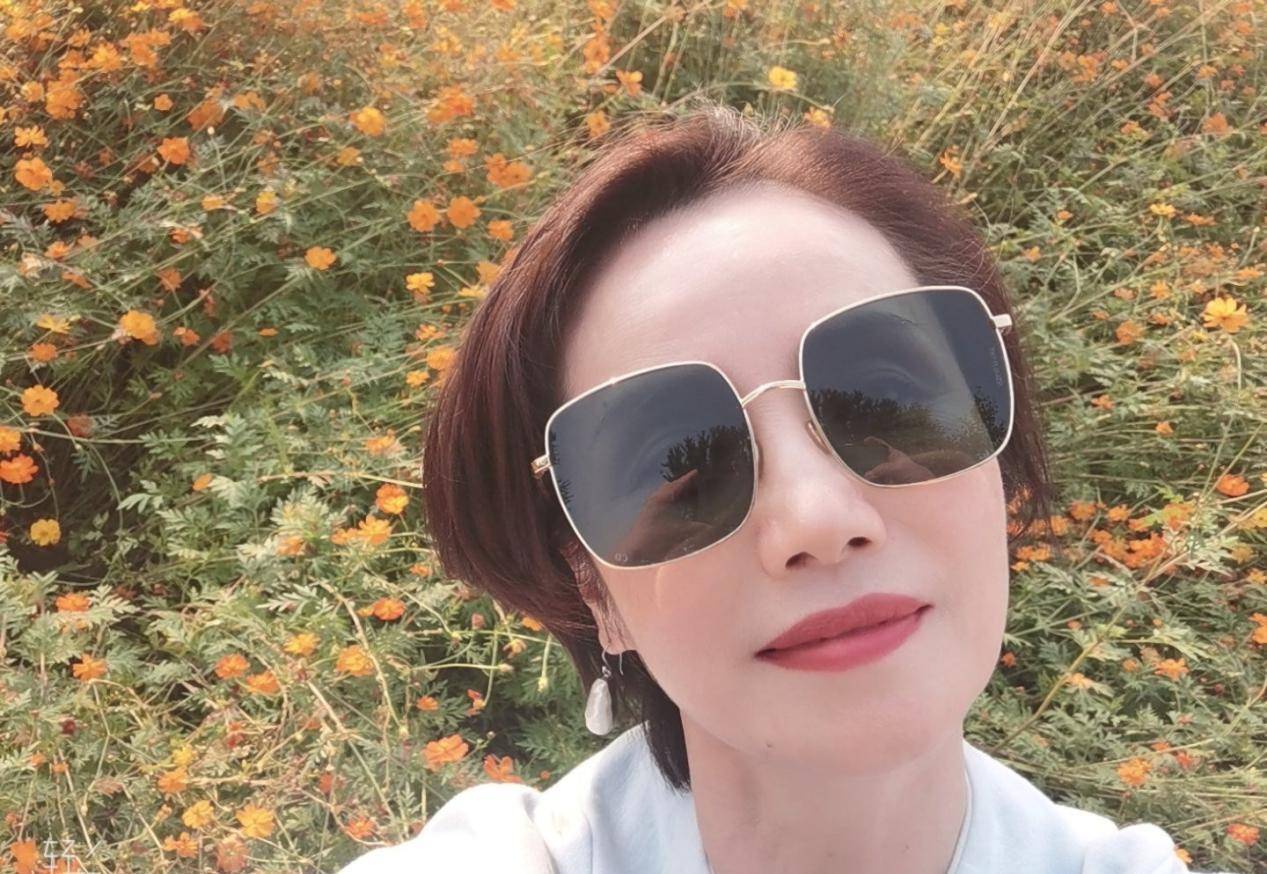 生活 央视主持徐俐退休好惬意，穿卫衣农村自拍似女星，头戴黄花颜值高