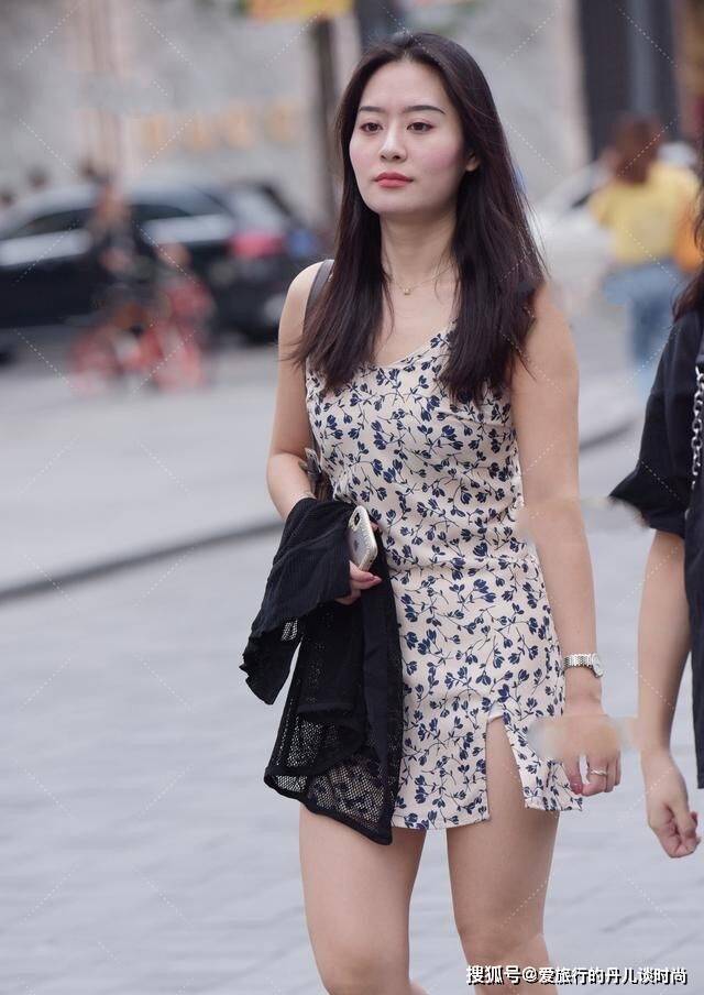吊带 小姐姐一袭印花吊带连衣裙，裙摆开叉看似出格却美成视觉焦点