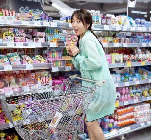 发型杨钰莹扎麻花辫装嫩,穿薄荷绿外套玩下衣消失,哪有50岁的模样