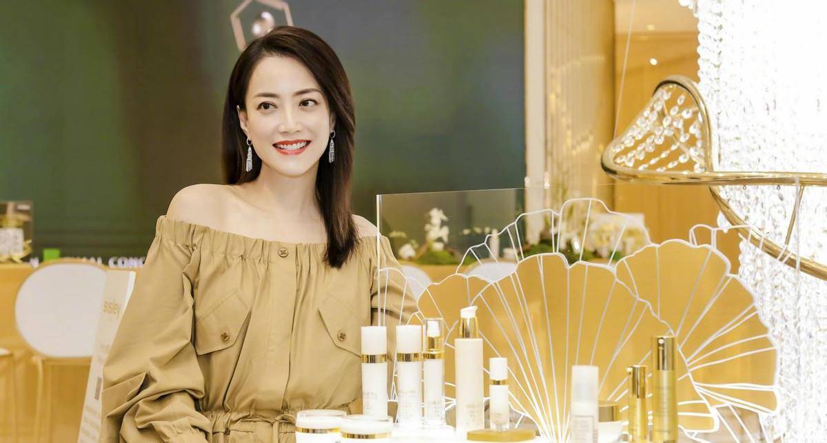 大气 霍汶希才是“最美经纪人”，穿连体裤优雅大方，女主脸不输女明星