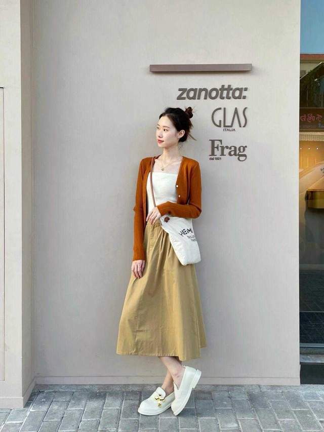 显得 25岁~30岁如何穿可甜可咸？针织开衫搭配短裤或半身裙，高级洋气