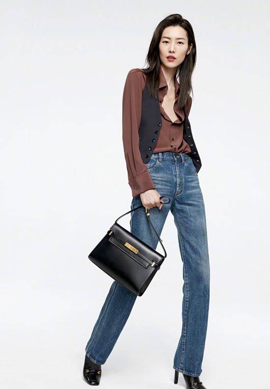 张梓琳 刘雯携张梓琳参加闺蜜婚礼，穿马甲配半身裙，超模同框似选美现场