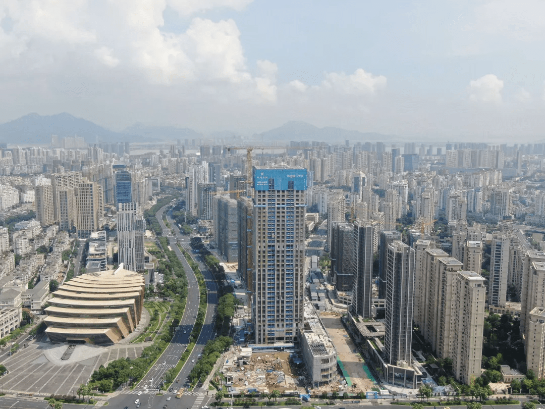在中央绿轴区f-01地块(温州开元名都酒店)项目施工现场,可以看见项目