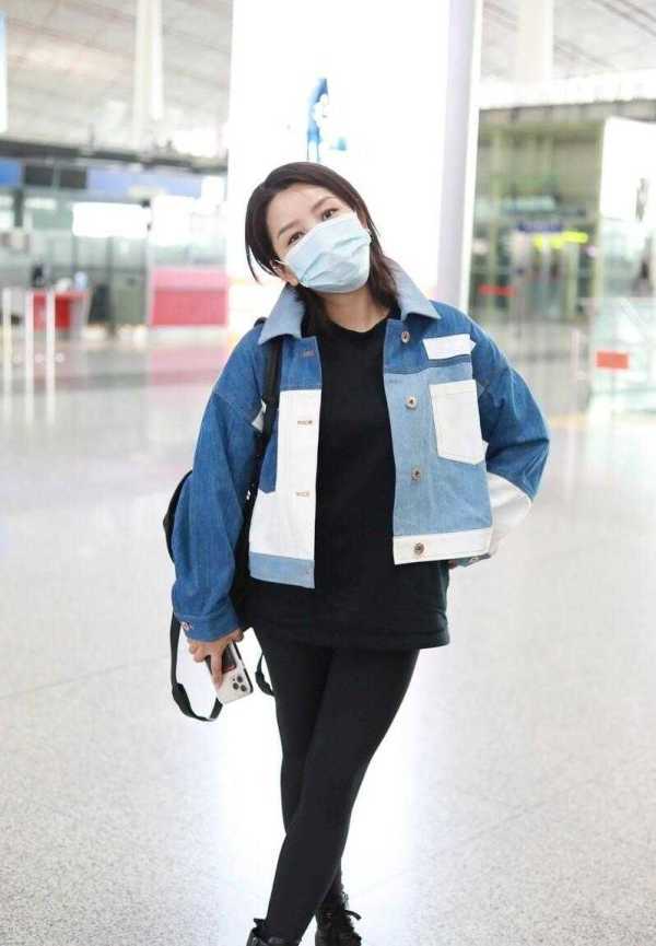 身材 何洁瘦身后太会穿了，拼色牛仔外套配健身裤，穿出1米65的气场