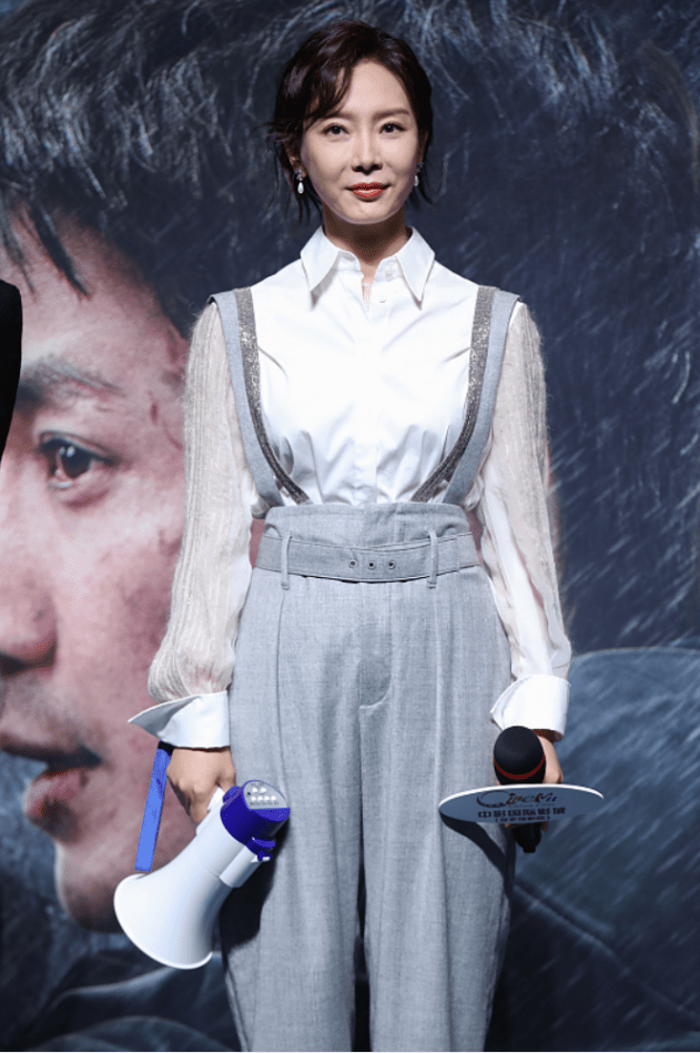 样子 陈数到底是怎么保养的，都44岁了也不显老，穿宽松裤既精致又显嫩