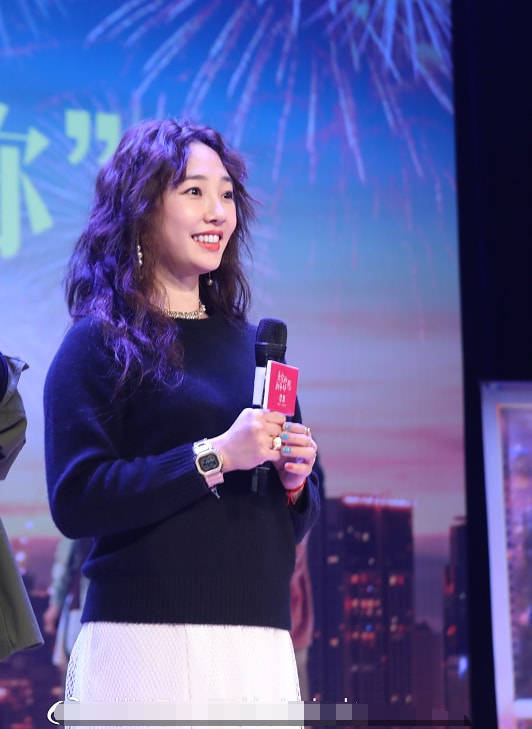 颜色 在街头拍到白百何,这才是现实中的妇女样,130斤身型胖的真实!