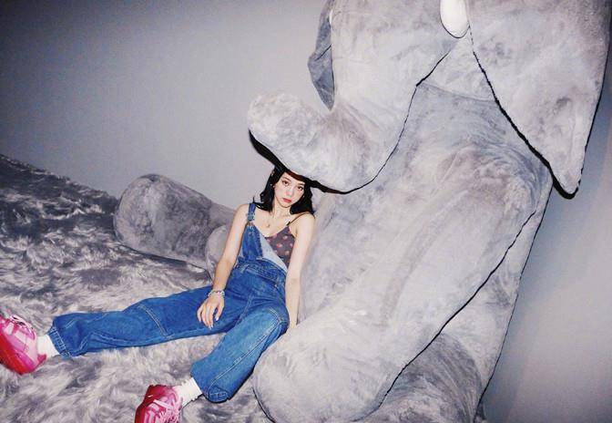 一身 欧阳娜娜风格大变样！染黑指甲穿长裙认不出，罕见浓妆变美艳女郎