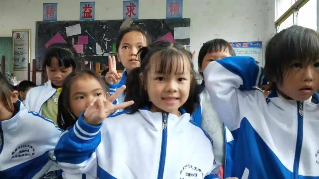 家长 “我要死了!”家长在著名童装上发现大量“邪典图案”,毛骨悚然