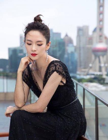 曲线 章子怡压轴出席红毯，状态好到不像42岁，鸽子蛋钻戒真抢眼