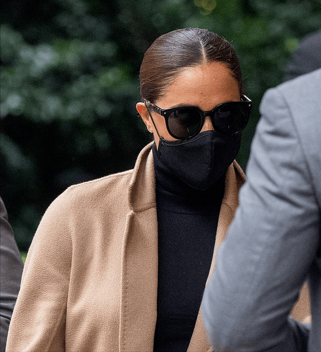 MaxMara 梅根重回高光时刻！换成驼色大衣好高贵，27度的天气穿冬装遭嘲笑