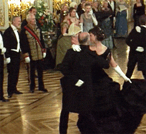 巴斯尔 欧洲古典服饰|这6部电影里有最好看的巴斯尔裙