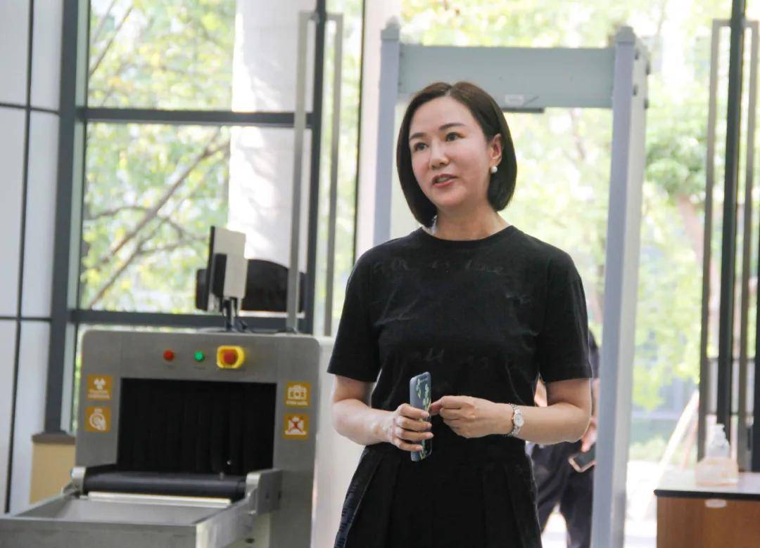 麓湖a4美术馆馆长孙莉女士在开幕式致辞并发言麓湖a4美术馆馆长孙莉