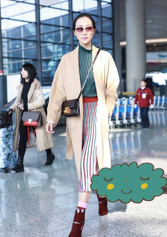 条纹 韩雪穿了件驼色大衣，配条纹长裙，脚上穿红色的靴子有年味！