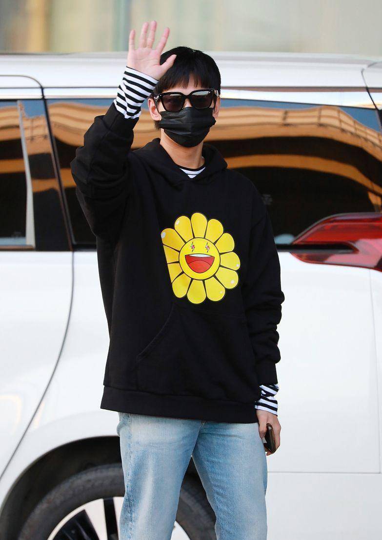 卫衣 杨洋的心态照旧年轻，卡通卫衣青春阳光太减龄，帅气又不乏可爱