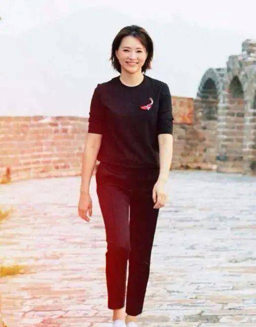 卫衣 47岁吴绮莉终于美回来了，47岁董卿一改优雅风格，50岁的酒井法子又美回来了