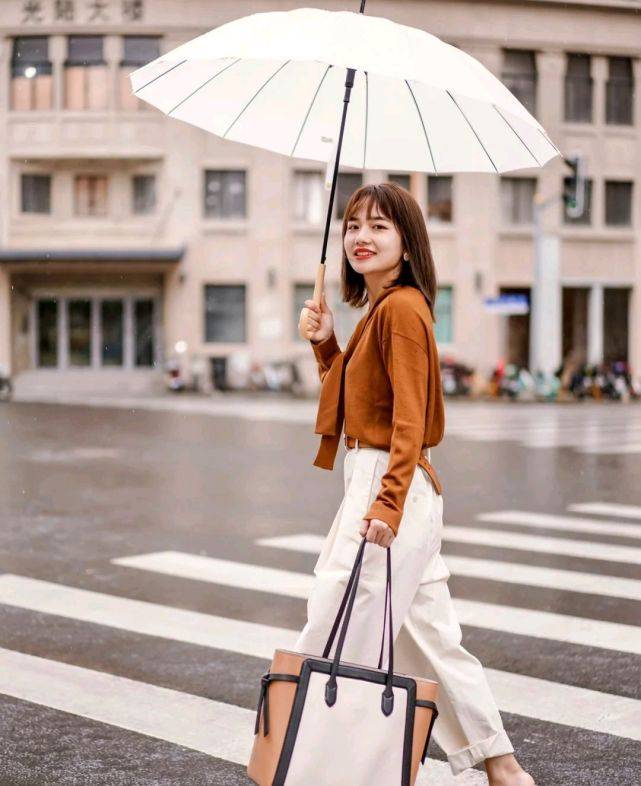 服装 爱美的女人没有年龄界限，只要会穿衣搭配，照样可以美得肆无忌惮