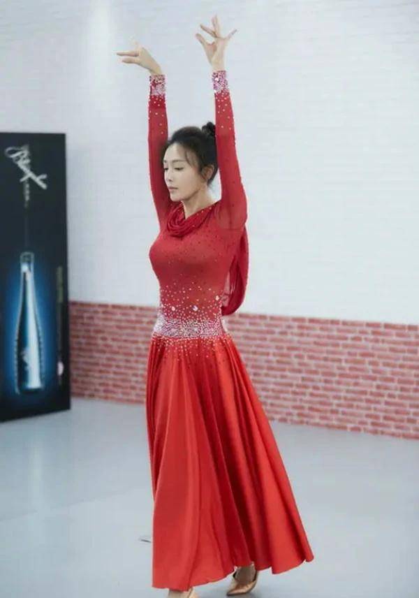身材 秦岚跳舞旧照曝光，穿红色露背裙凸显曼妙身材，气质优雅