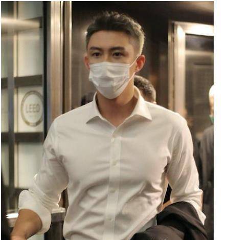 硬汉 黄景瑜生图好帅气，染了头发果然气场不一样，宛如小说里的霸总！